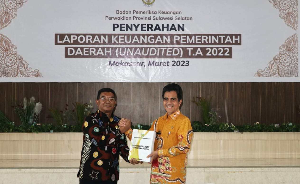 Wakil Bupati Kepulauan Selayar Saiful Arif menyerahkan laporan keuangan ke BPK Sulsel
