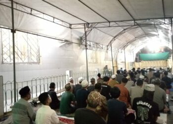 Jamaah Masjid Ittifaqul Jamaah, Makassar pasca kubah runtuh beratap tenda darurat. (Foto: Rakyat.News/Regent Aprianto)