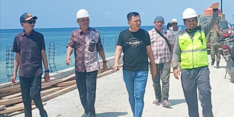 Tinjau Proyek Pelabuhan Taka Bonerate, Bupati Selayar Ingatkan Kontraktor Jangan Asal Jadi.