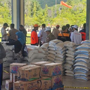 Bantuan Beras Dari Pemerintah Provinsi Sulsel dan Pemerintah Kabupaten Luwu Untuk Korban Bencana Luwu