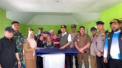 Bupati Luwu Utara Serahkan Bantuan untuk Korban Banjir di Desa Pattimang Malangke
