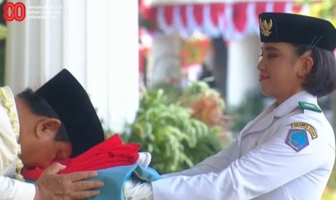 Perdana Pimpin Upacara dalam HUT ke-80 RI, Prabowo Cium Bendera Merah Putih