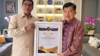 UIN Ar Raniry Serahkan Piagam Penghargaan Ar Raniry Award Kepada Jusuf Kalla