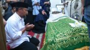 Gubernur Sulsel Saat Melayat ke Rumah Duka Almarhum Prof Dr Paturungi Parawansa Karaeng Tobo, Selasa (16/9/2025).