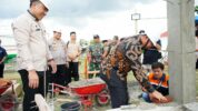 Wakil Bupati Selayar, Muhtar, Saat Memimpin Peletakan Batu Pertama (Groundbreaking) Pembangunan SPPG di Kelurahan Benteng Selatan, Kamis (30/10/2025).