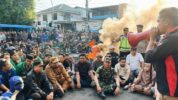 Sekitar 300 massa yang tergabung dalam Aliansi Maros Menggugat menggelar aksi unjuk rasa di depan Kantor Bupati dan Gedung DPRD Kabupaten Maros