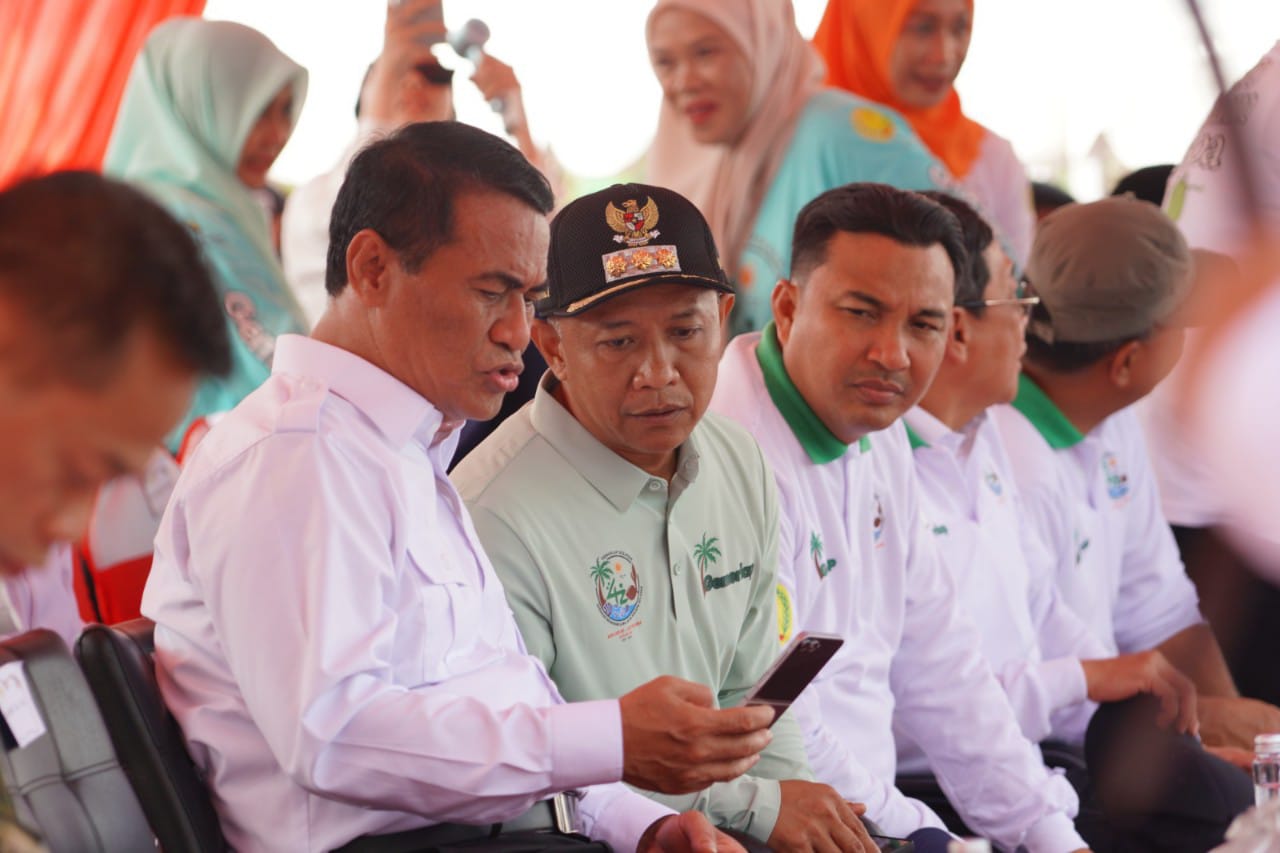 Menteri Pertanian RI, Dr. Ir. H. Andi Amran Sulaiman, M.P., menghadiri Launching Gerakan Menanam Lima Juta Pohon Kelapa (GEMERLAP) di Kokolohe, Desa Mekar Indah, Kecamatan Buki, Sabtu (15/11/2025).