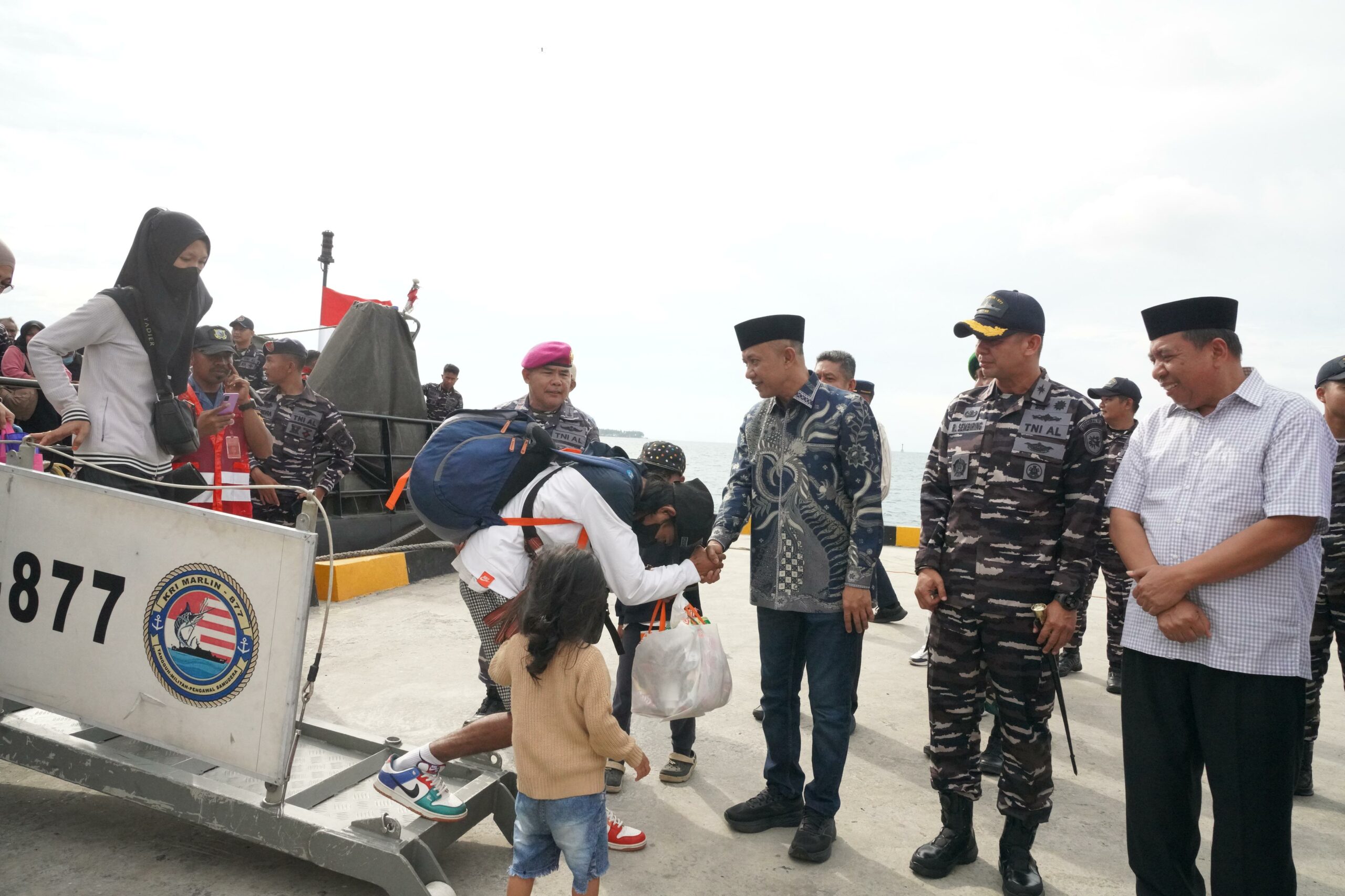 Bupati Selayar, Muh. Natsir Ali Saat Menyambut Kedatangan Para Pemudik yang Turun dari Kapal Perang Republik Indonesia (KRI) Marlin 877